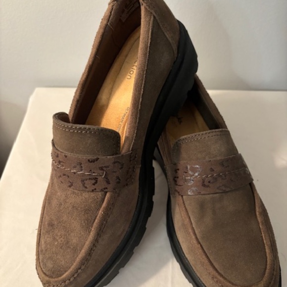 Clarks Womens Dark Olive Loafer - Picture 1 of 7